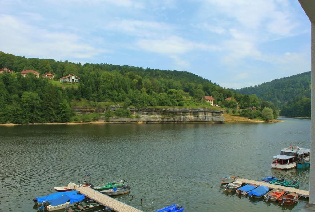 Hotel Les Rives Du Doubs Les Brenets Zimmer foto