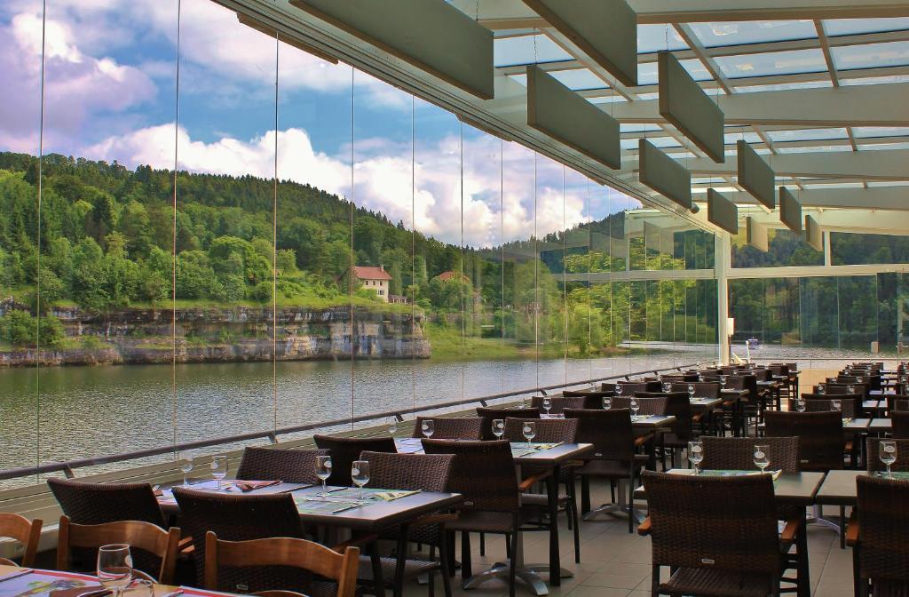 Hotel Les Rives Du Doubs Les Brenets Exterior foto